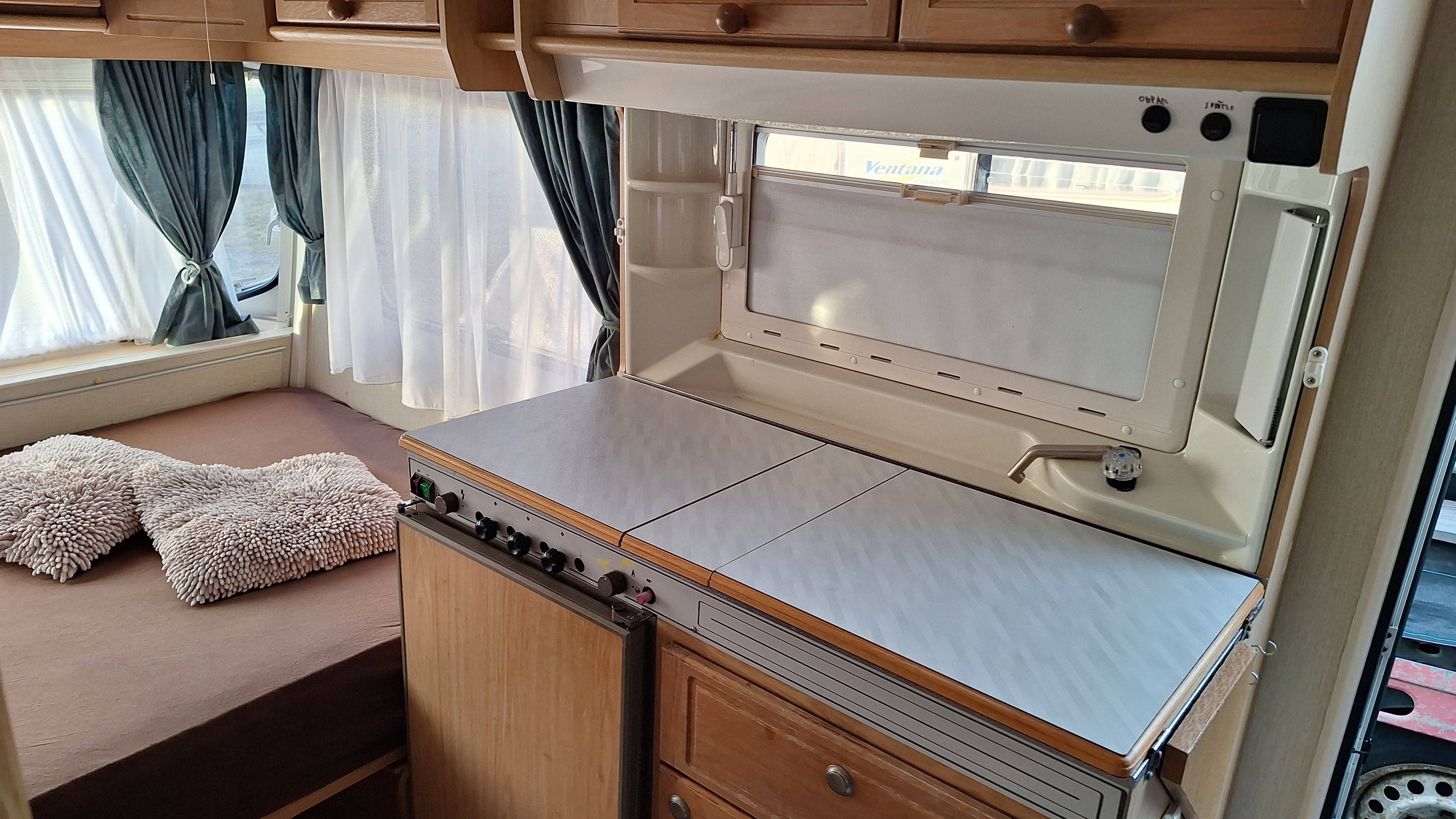 Karavan Chateau 380 - ložnice